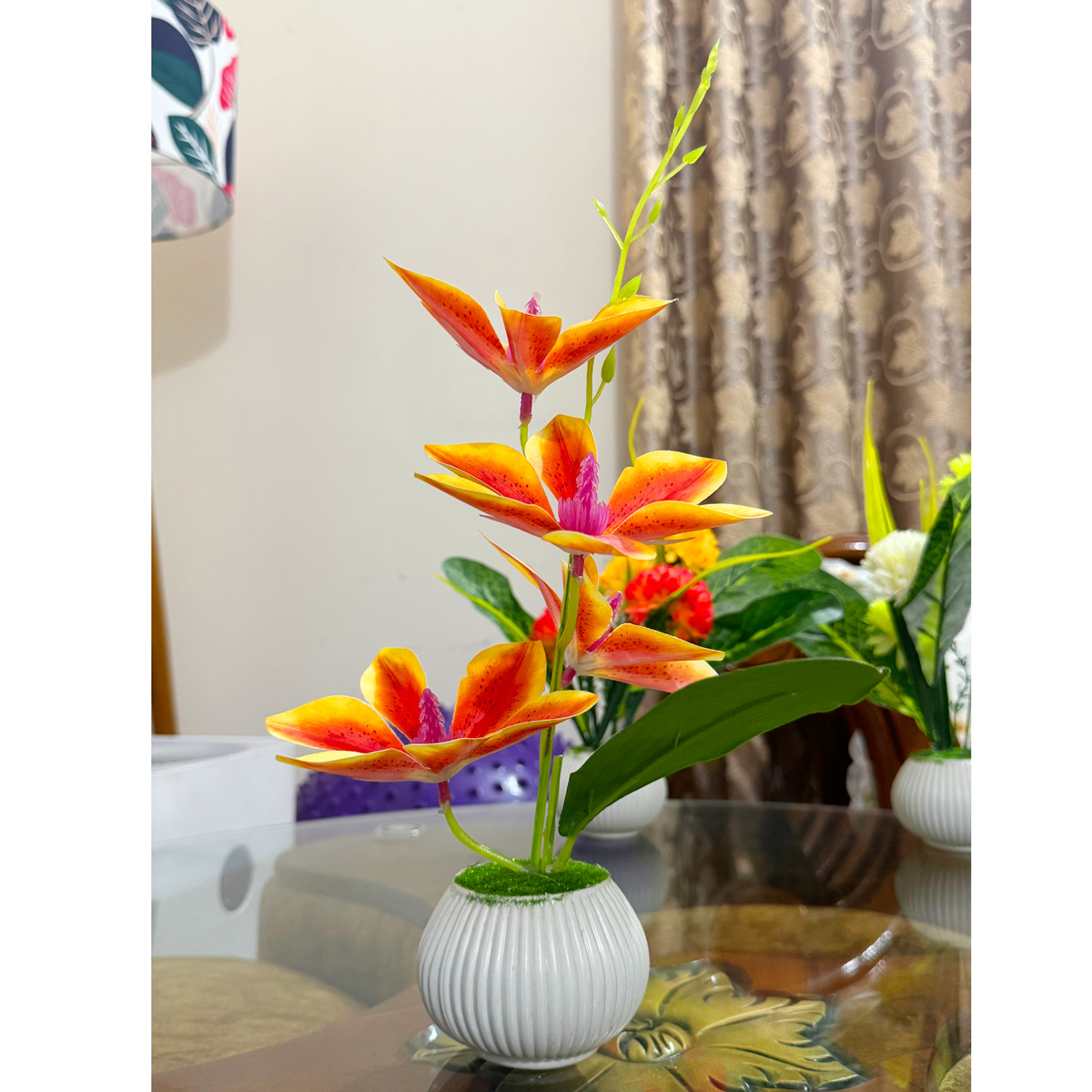 আর্টিফিশিয়াল ফ্লাওয়ার উইথ  টব ।